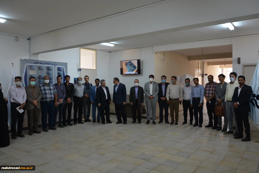 قائم مقام رییس بنیاد ملی نخبگان در دانشکده فنی منتظری مشهد:
اقتصاد دانش بنیان راهکار برون رفت از شرایط سخت است و در این مسیر، نخبگان موتور محرک این نوع رویکرد اقتصادی به شمار می‌روند.
 4