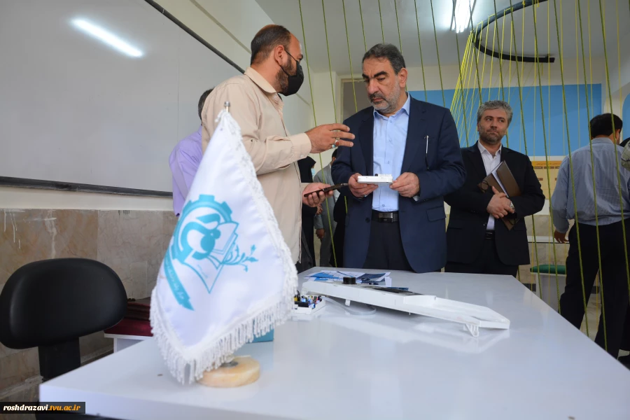 قائم مقام رییس بنیاد ملی نخبگان در دانشکده فنی منتظری مشهد:
اقتصاد دانش بنیان راهکار برون رفت از شرایط سخت است و در این مسیر، نخبگان موتور محرک این نوع رویکرد اقتصادی به شمار می‌روند.
 10