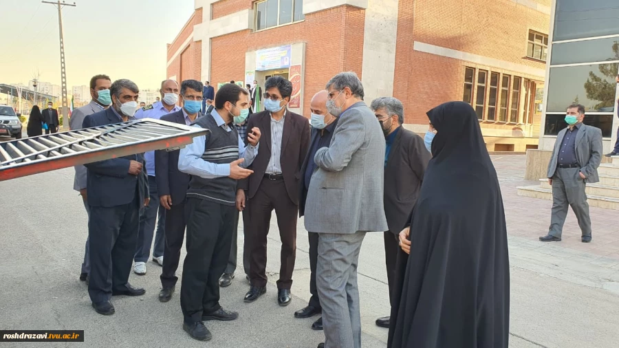 بازدید آقای دکتر صالحی عمران ریاست دانشگاه فنی و حرفه ای از محصول تولید شده یکی از واحدهای فناور مستقر در مرکز رشد دانشکده فنی منتظری مشهد 4